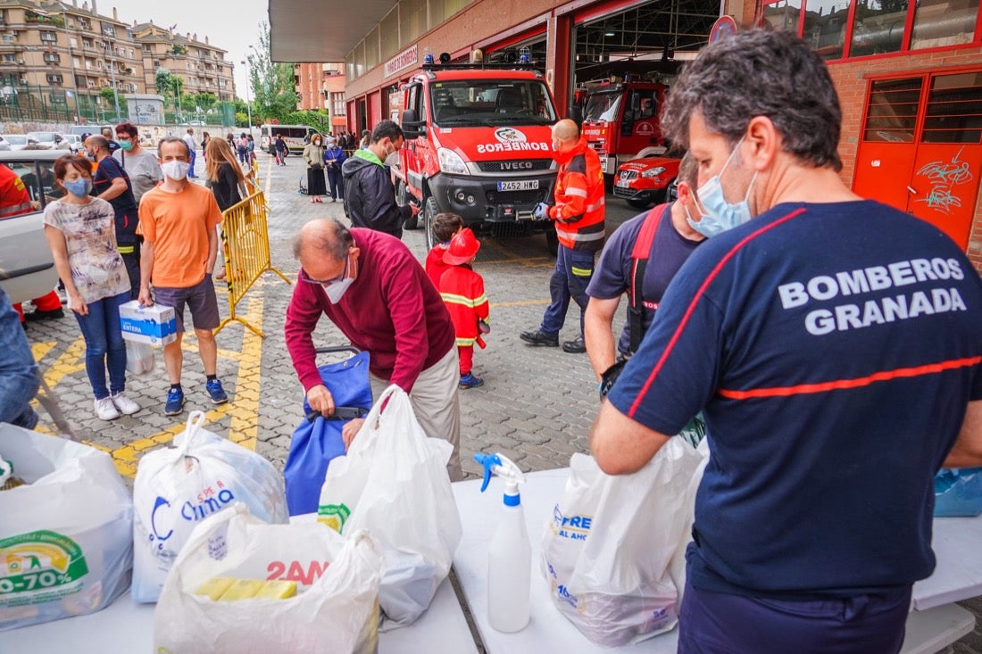 Entrega de comida en el Parque Sur de bomberos