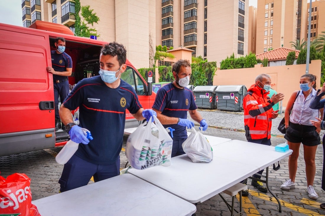 Entrega de comida en el Parque Sur de bomberos