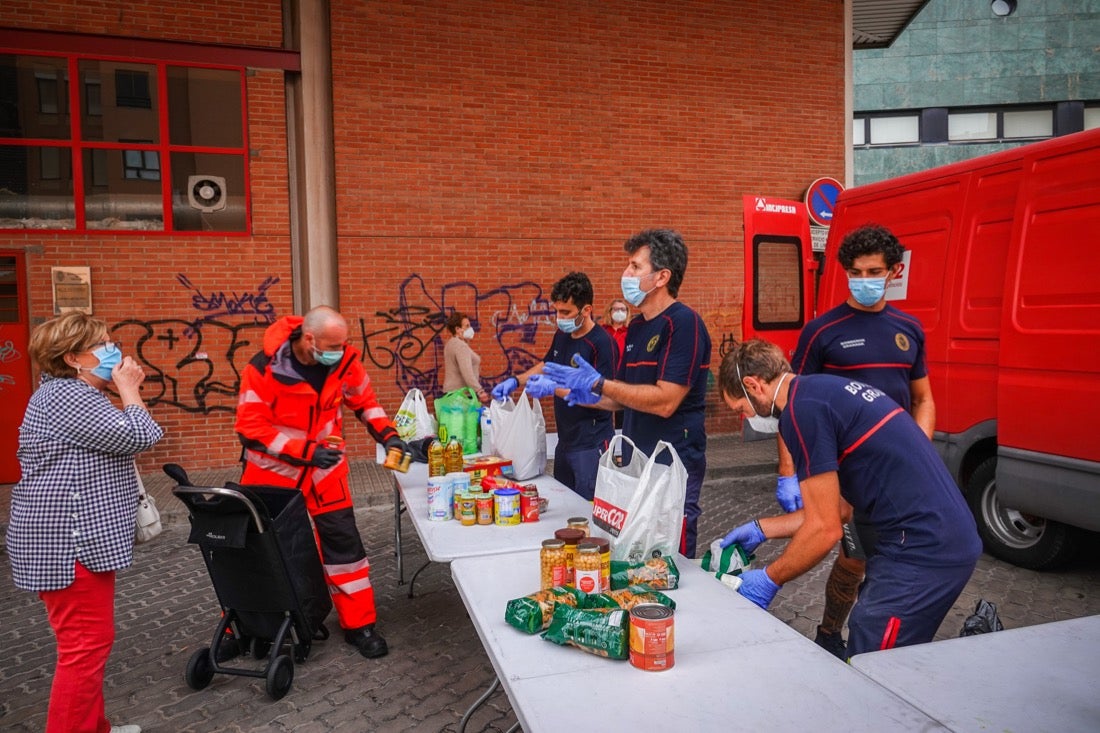 Entrega de comida en el Parque Sur de bomberos