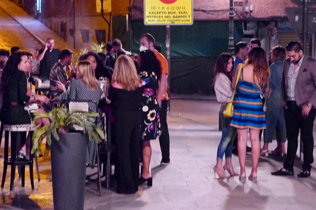 Los bares de la ciudad, repletos de clientes en sus terrazas