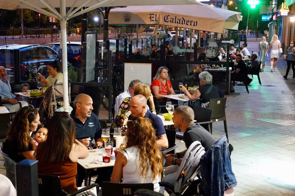 Los bares de la ciudad, repletos de clientes en sus terrazas