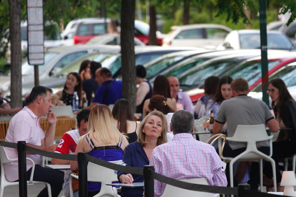Los bares de la ciudad, repletos de clientes en sus terrazas