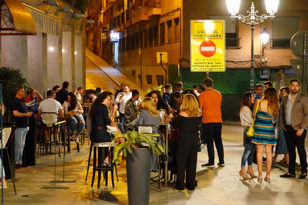 Los bares de la ciudad, repletos de clientes en sus terrazas