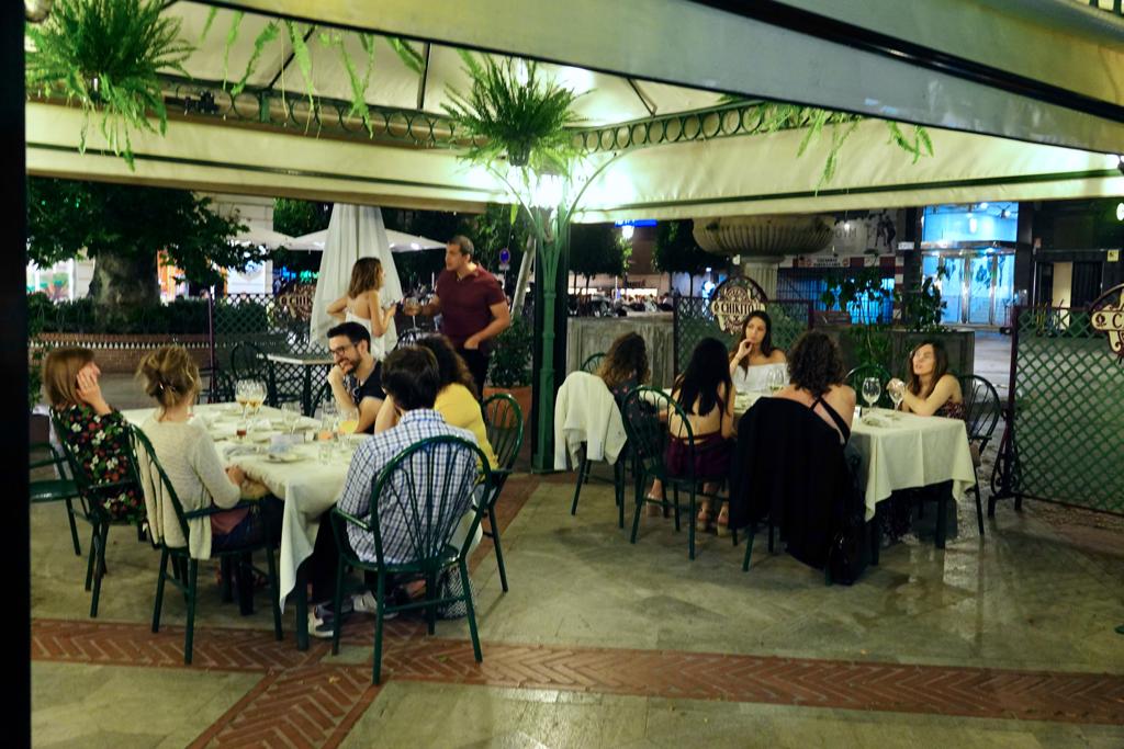 Los bares de la ciudad, repletos de clientes en sus terrazas