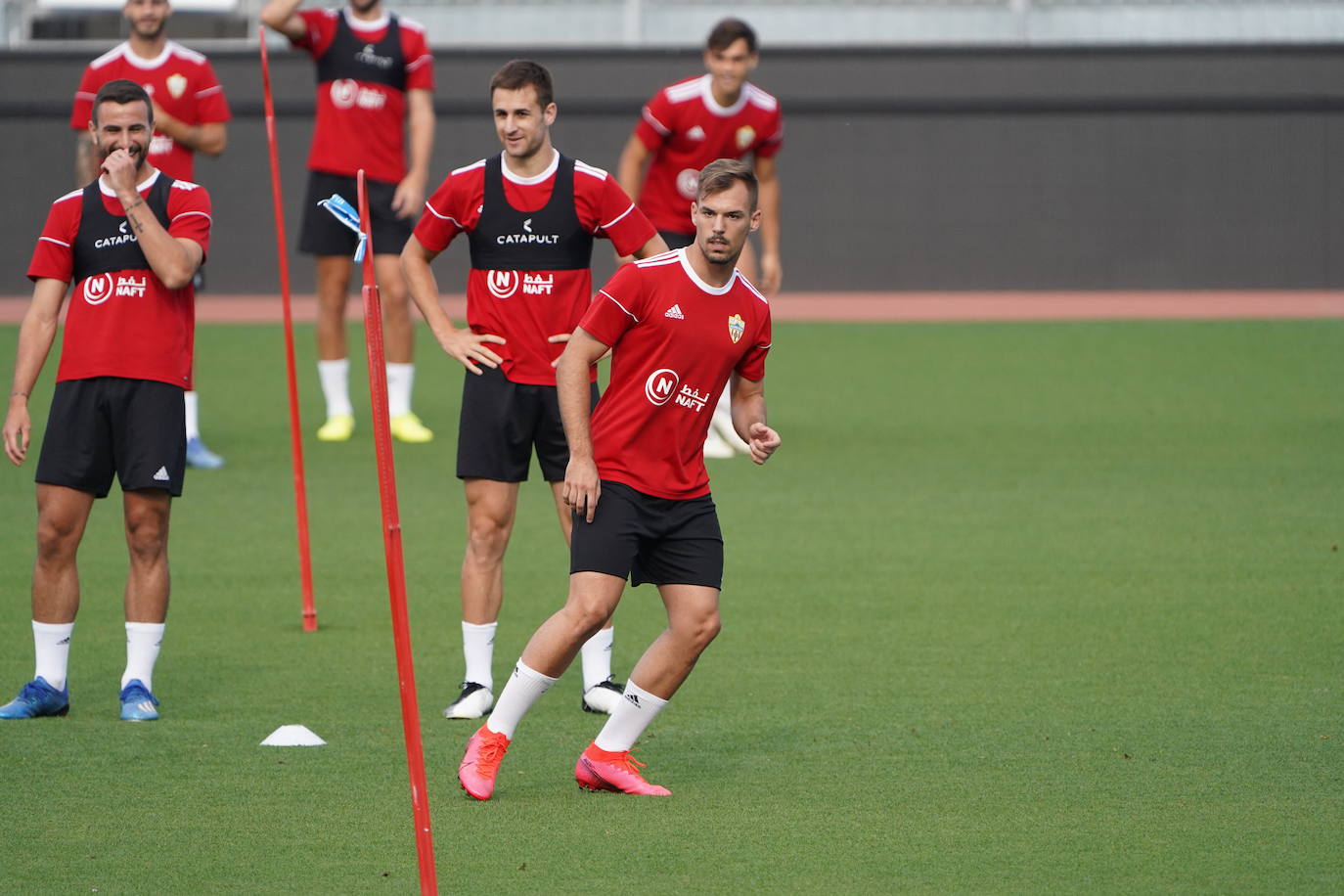El equipo rojiblanco comienza a preparar el partido de la vuelta a la actividad con un grupo de 29 jugadores