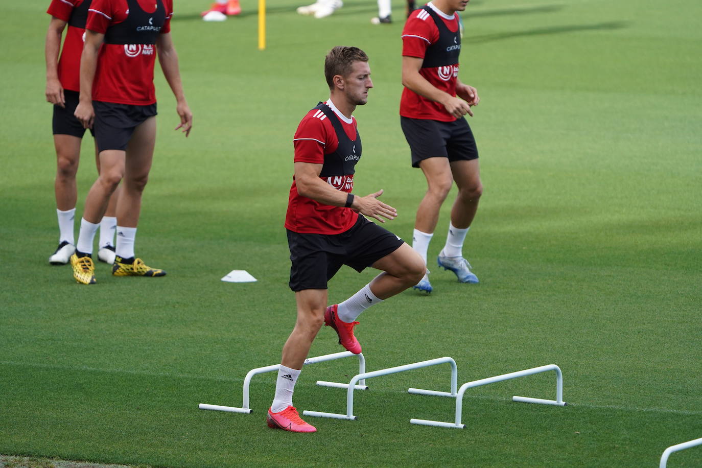 Iván Balliu realiza ejercicios en la primera sesión en grupo de la nueva 'realidad'. 