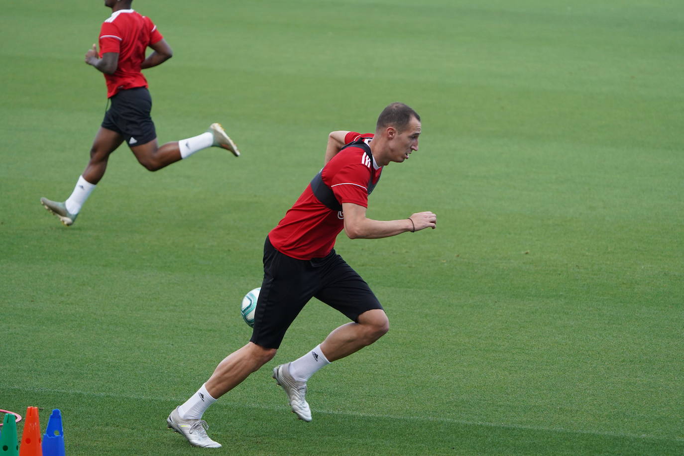 El equipo rojiblanco comienza a preparar el partido de la vuelta a la actividad con un grupo de 29 jugadores