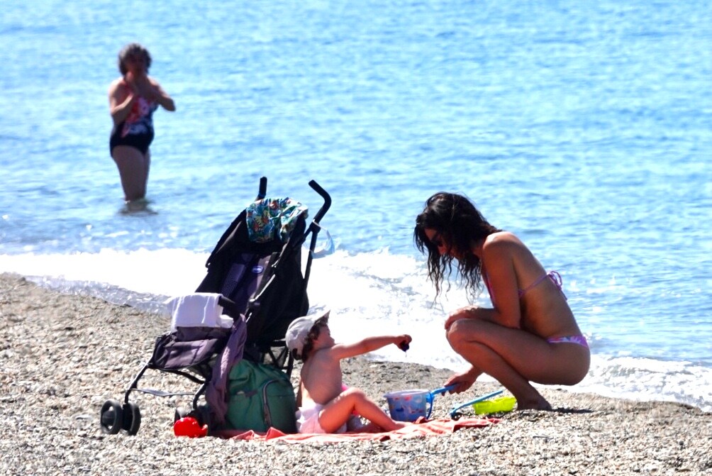 Los bares abren su interior para recibir a los primeros clientes, las playas reciben a sus bañistas y los centros comerciales se estrenan casi ochenta días después