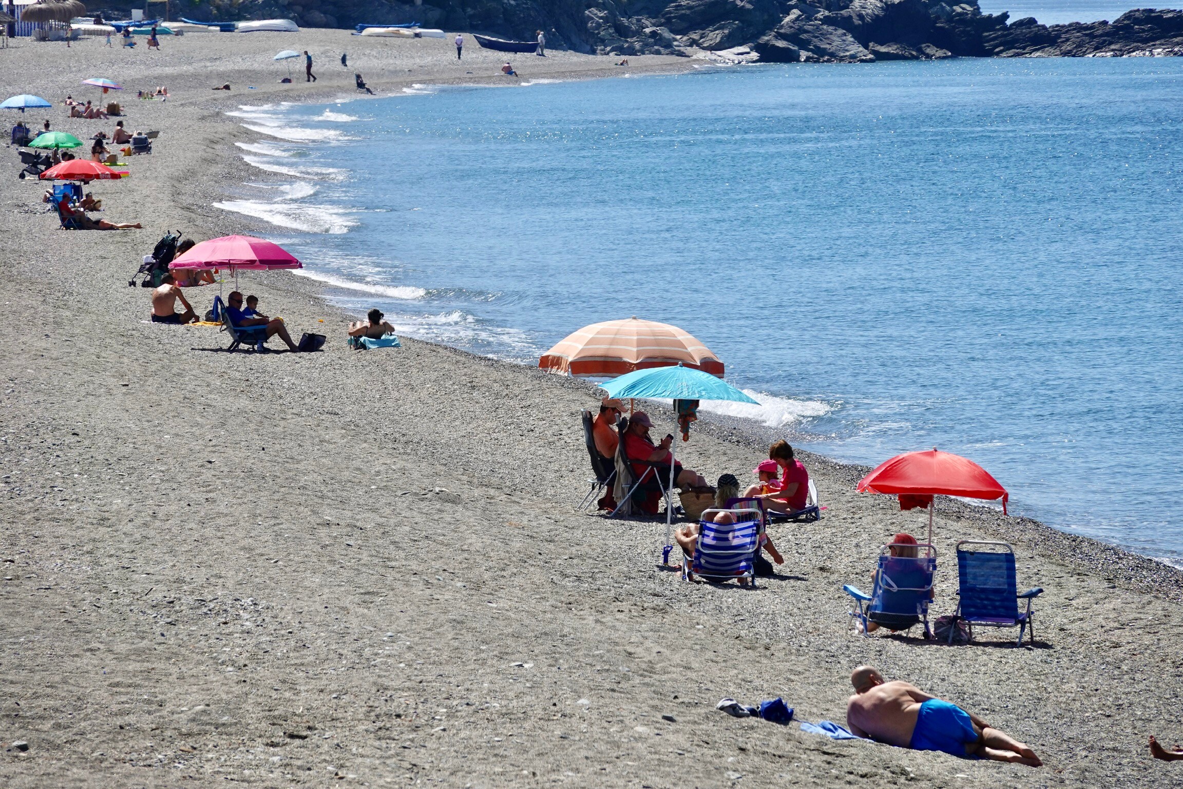 Los bares abren su interior para recibir a los primeros clientes, las playas reciben a sus bañistas y los centros comerciales se estrenan casi ochenta días después