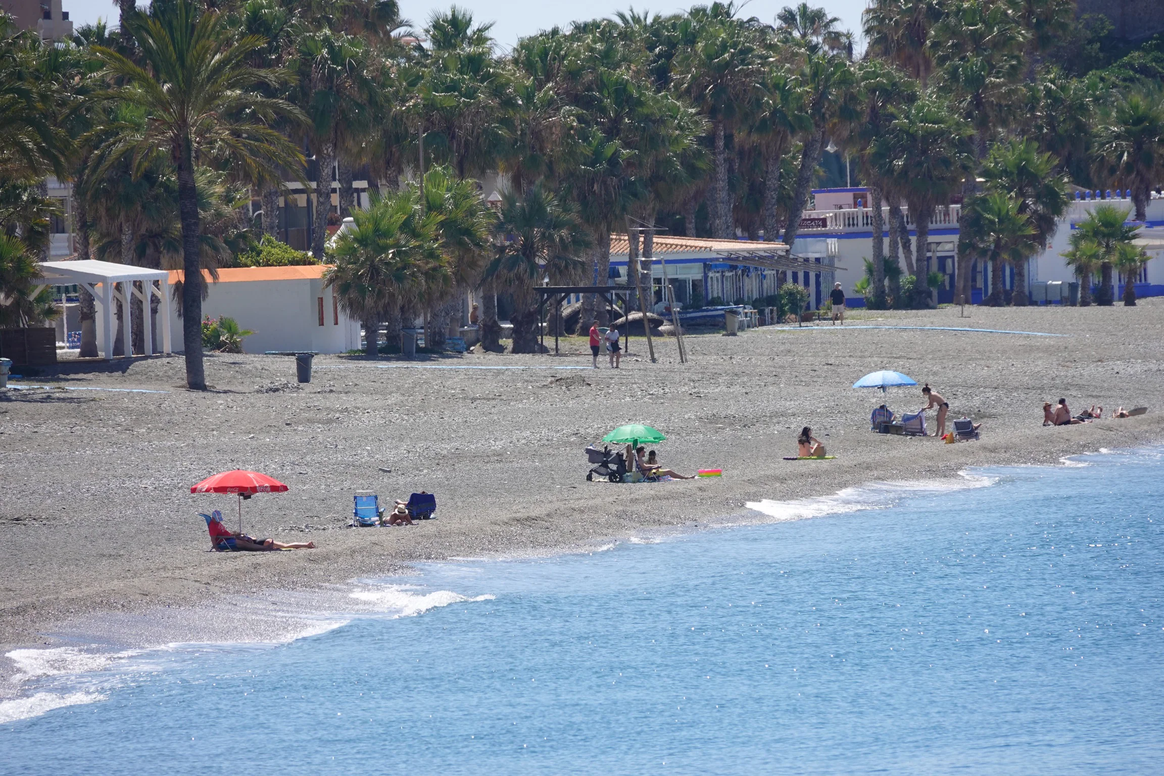 Los bares abren su interior para recibir a los primeros clientes, las playas reciben a sus bañistas y los centros comerciales se estrenan casi ochenta días después