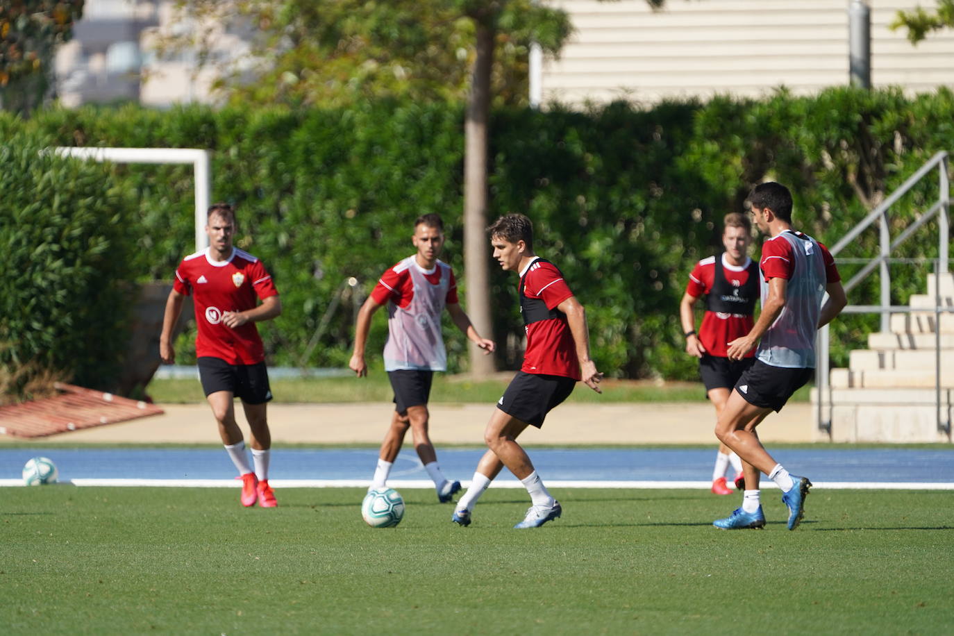 José Corpas intenta un pase durante el partidillo de hoy. 