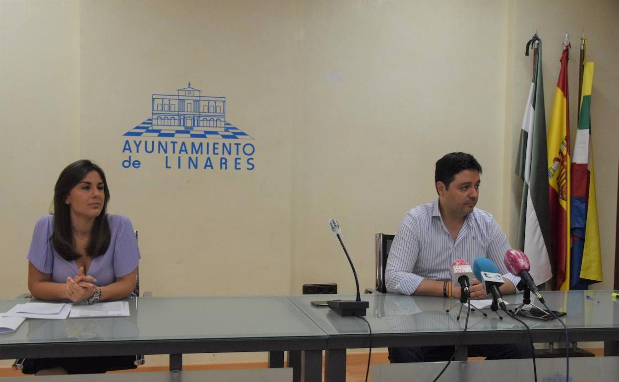 Noelia Justicia y José Luis Roldán, concejales del equipo de Gobierno, en rueda de prensa. 