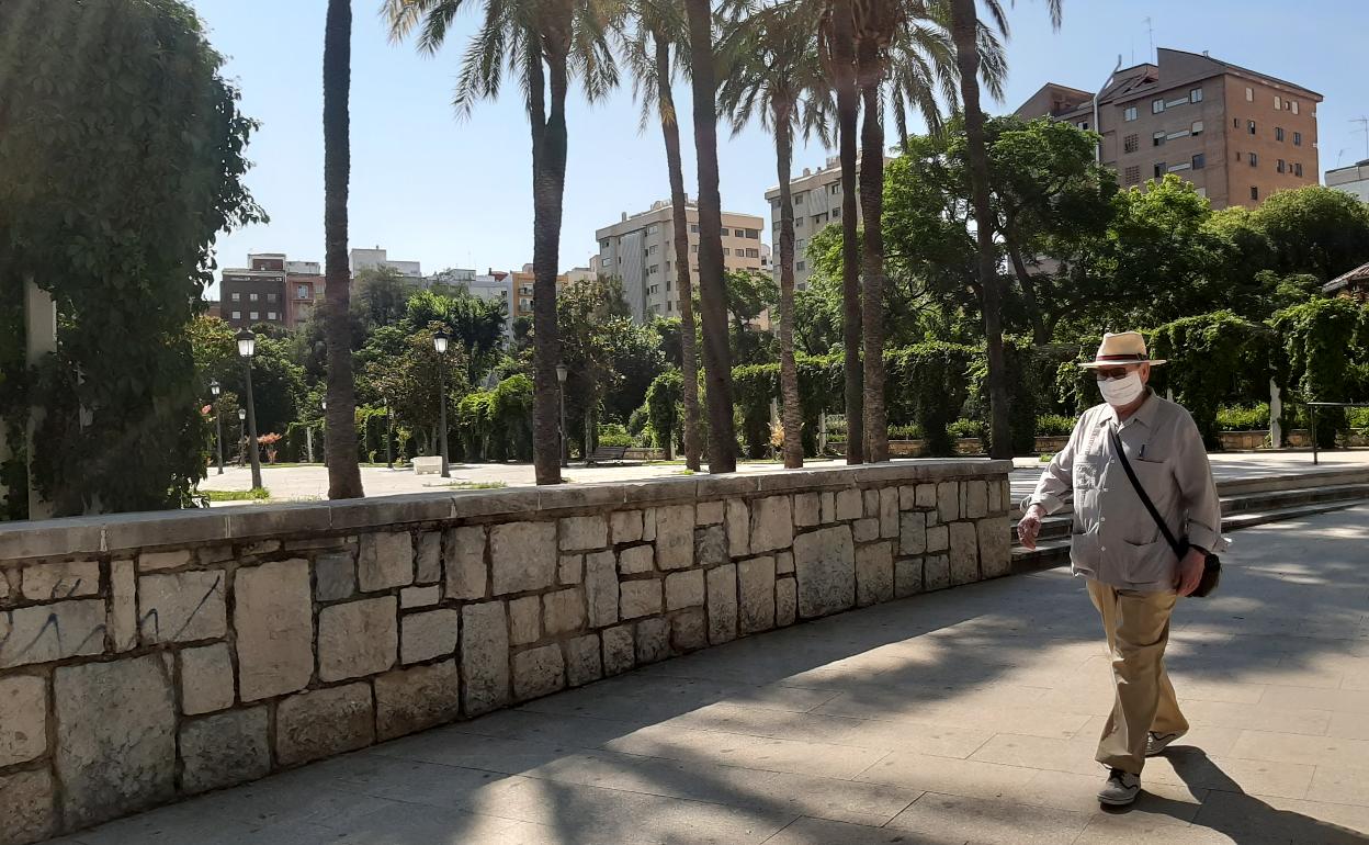 Un hombre pasea con mascarillas junto al parque de la Concordia en la capital jienense durante la fase 2 de la desescalada. 