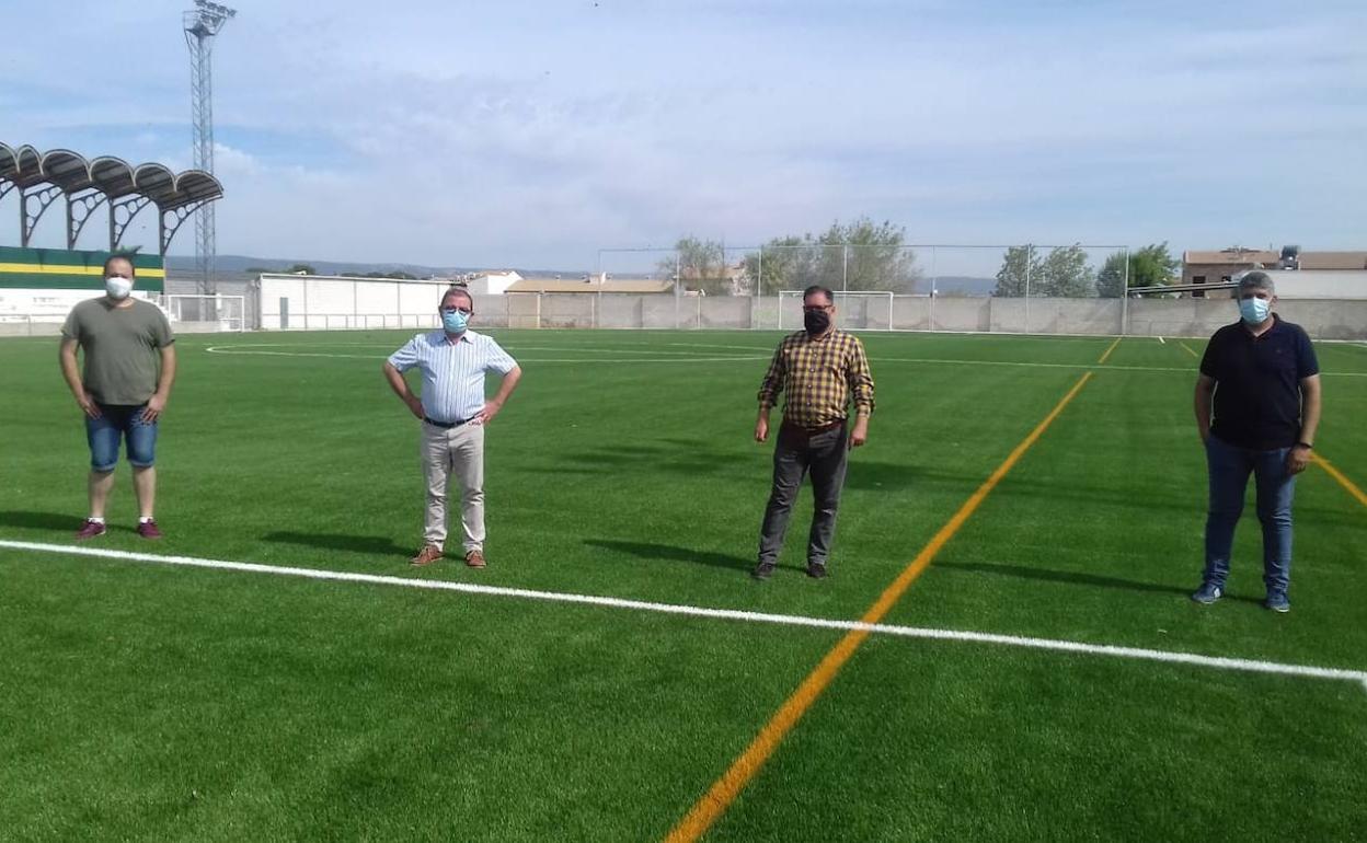 El diputado y otras autoridades en la visita al campo de fútbol. 