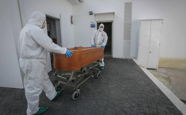 Granada registra 351 fallecidos más durante los dos primeros meses de pandemia que en el mismo periodo del año pasado