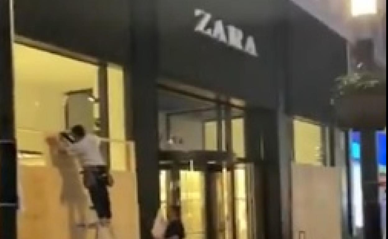 Saquean una tienda de Zara en mitad de los disturbios de Nueva York