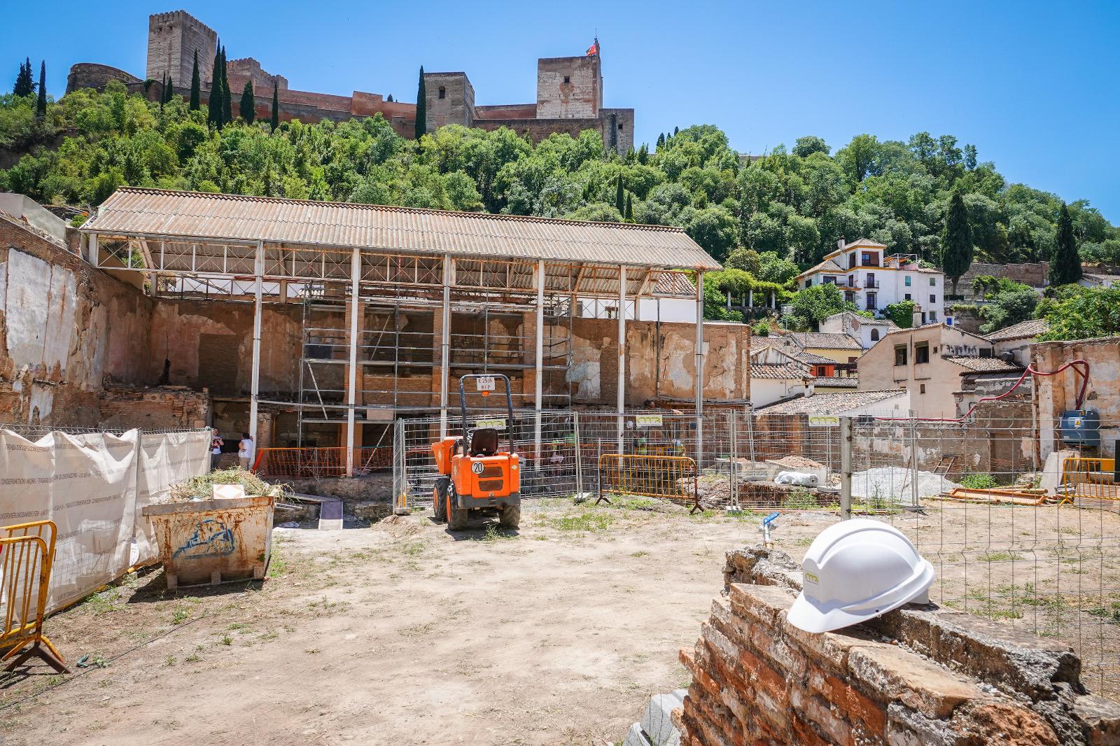 El Patronato de la Alhambra y el Generalife ha retomado este miércoles en Granada las obras de restauración del Maristán, el antiguo hospital nazarí del siglo XIV