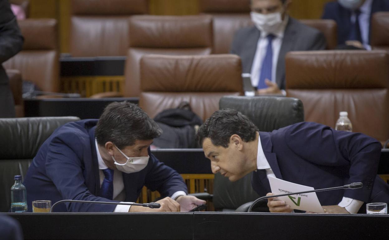 Moreno conversa con Marín, hoy en la sesión de comtrol del Parlamento.