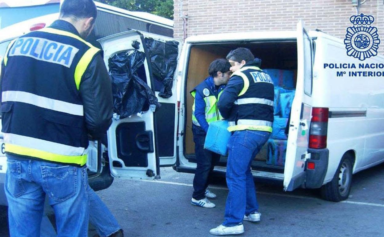Agentes de la Udyco, en una operación antidroga en Granada. 