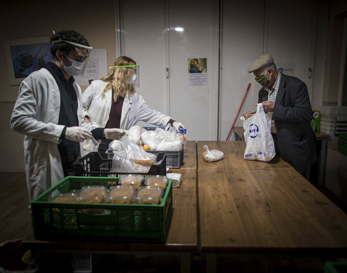 Entramos en las cocinas de la entidad social, que acumula colas más largas desde el inicio de la pandemia