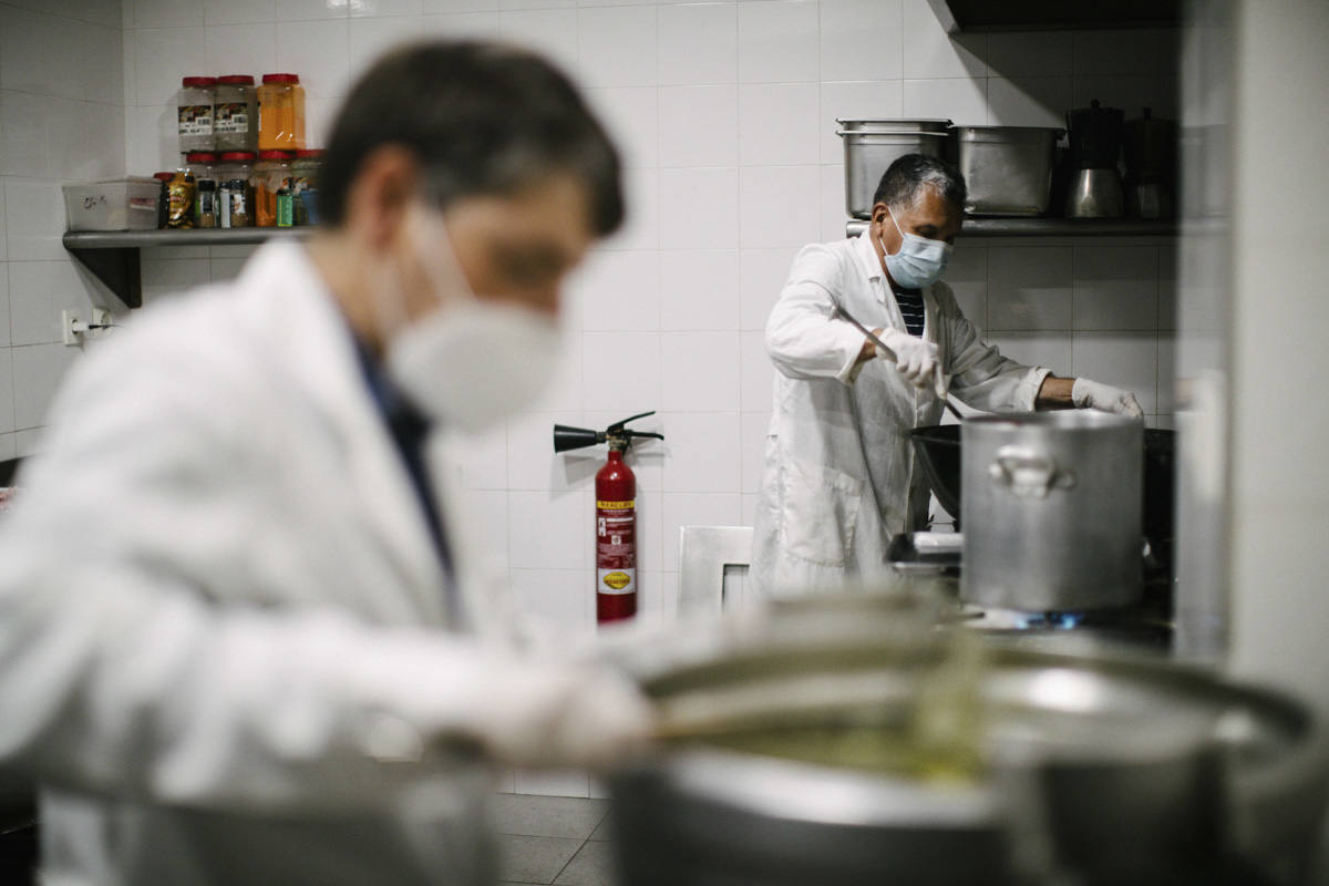 Entramos en las cocinas de la entidad social, que acumula colas más largas desde el inicio de la pandemia