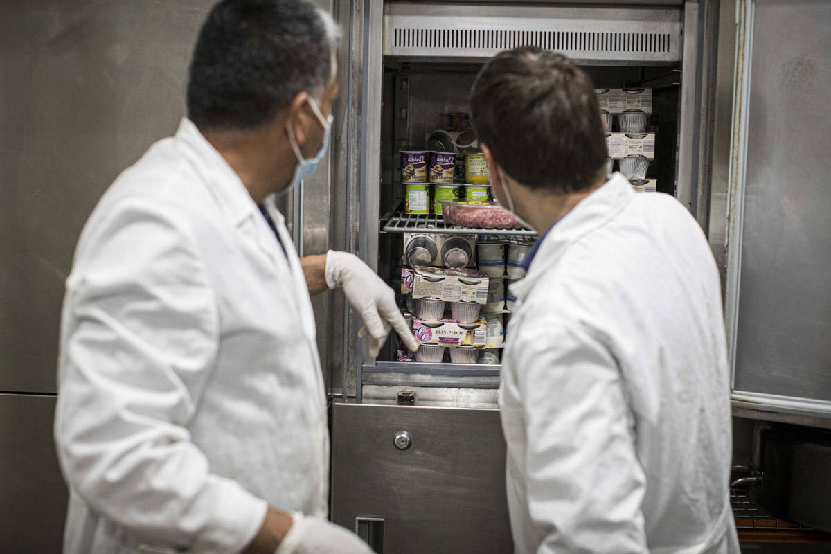 Entramos en las cocinas de la entidad social, que acumula colas más largas desde el inicio de la pandemia