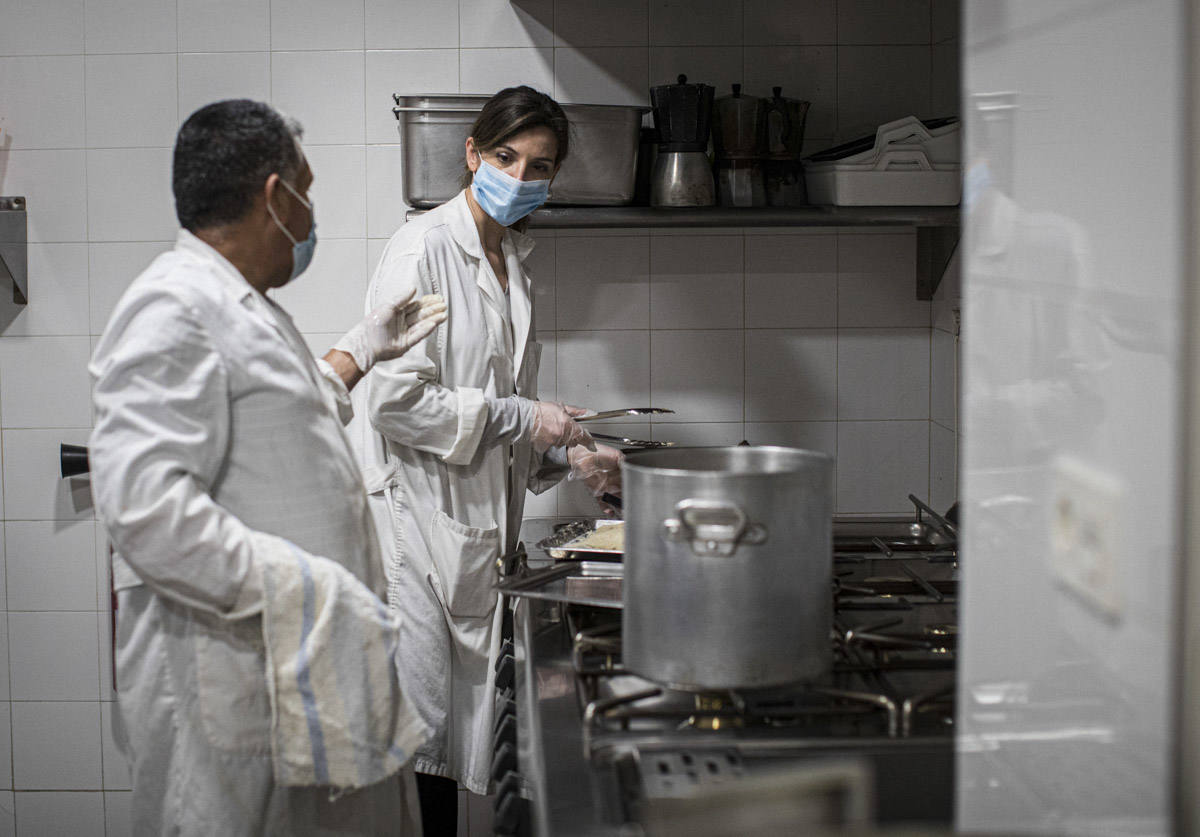 Entramos en las cocinas de la entidad social, que acumula colas más largas desde el inicio de la pandemia