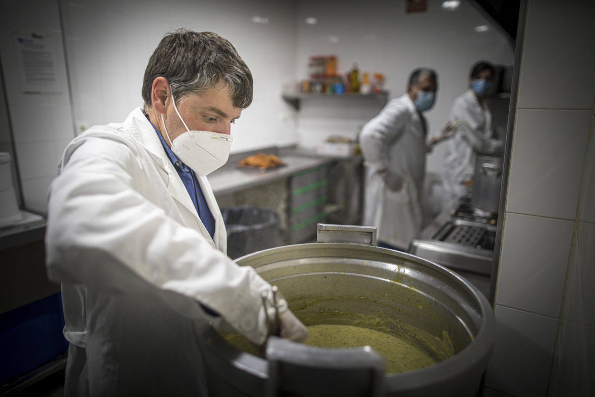 Entramos en las cocinas de la entidad social, que acumula colas más largas desde el inicio de la pandemia