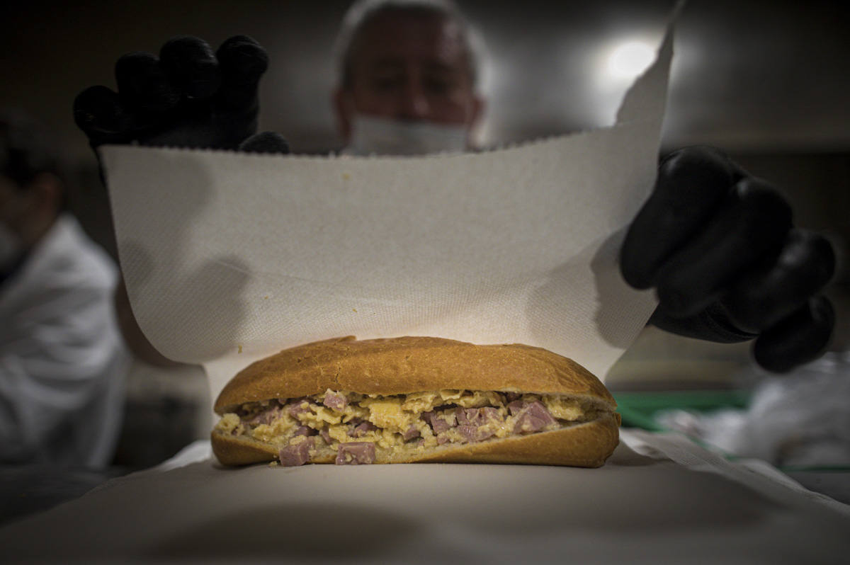 Entramos en las cocinas de la entidad social, que acumula colas más largas desde el inicio de la pandemia