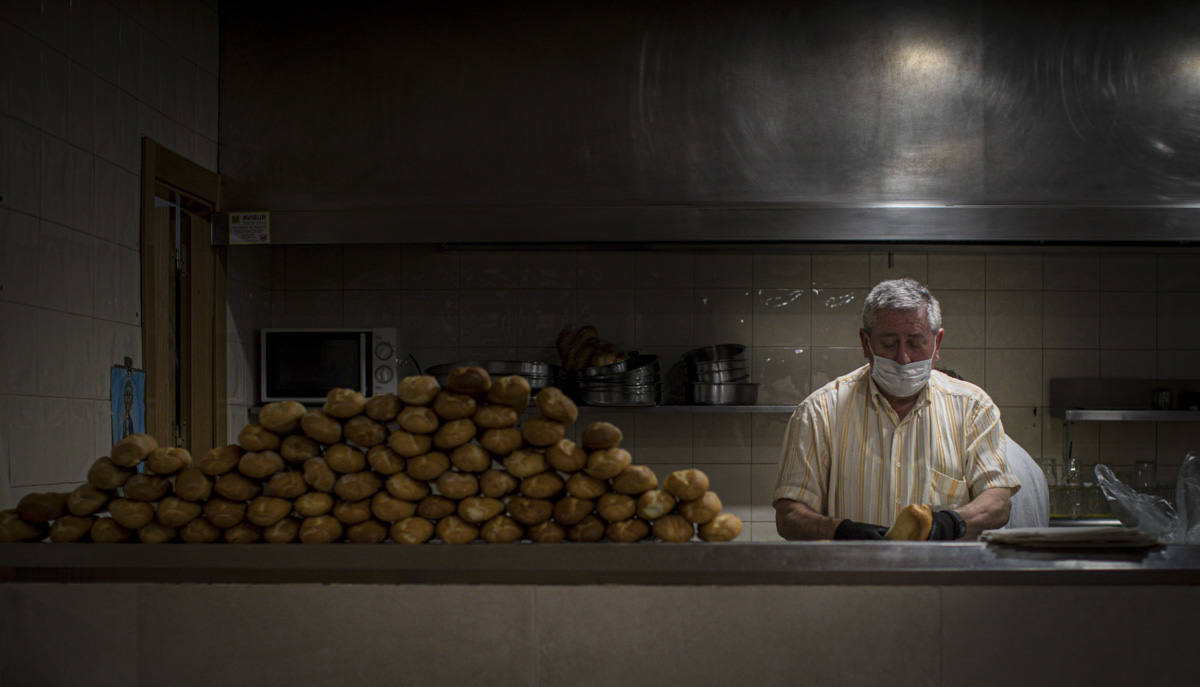 Entramos en las cocinas de la entidad social, que acumula colas más largas desde el inicio de la pandemia