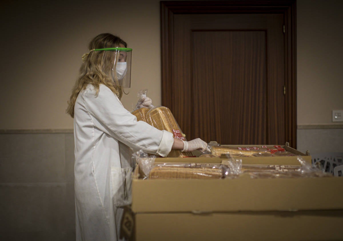 Entramos en las cocinas de la entidad social, que acumula colas más largas desde el inicio de la pandemia