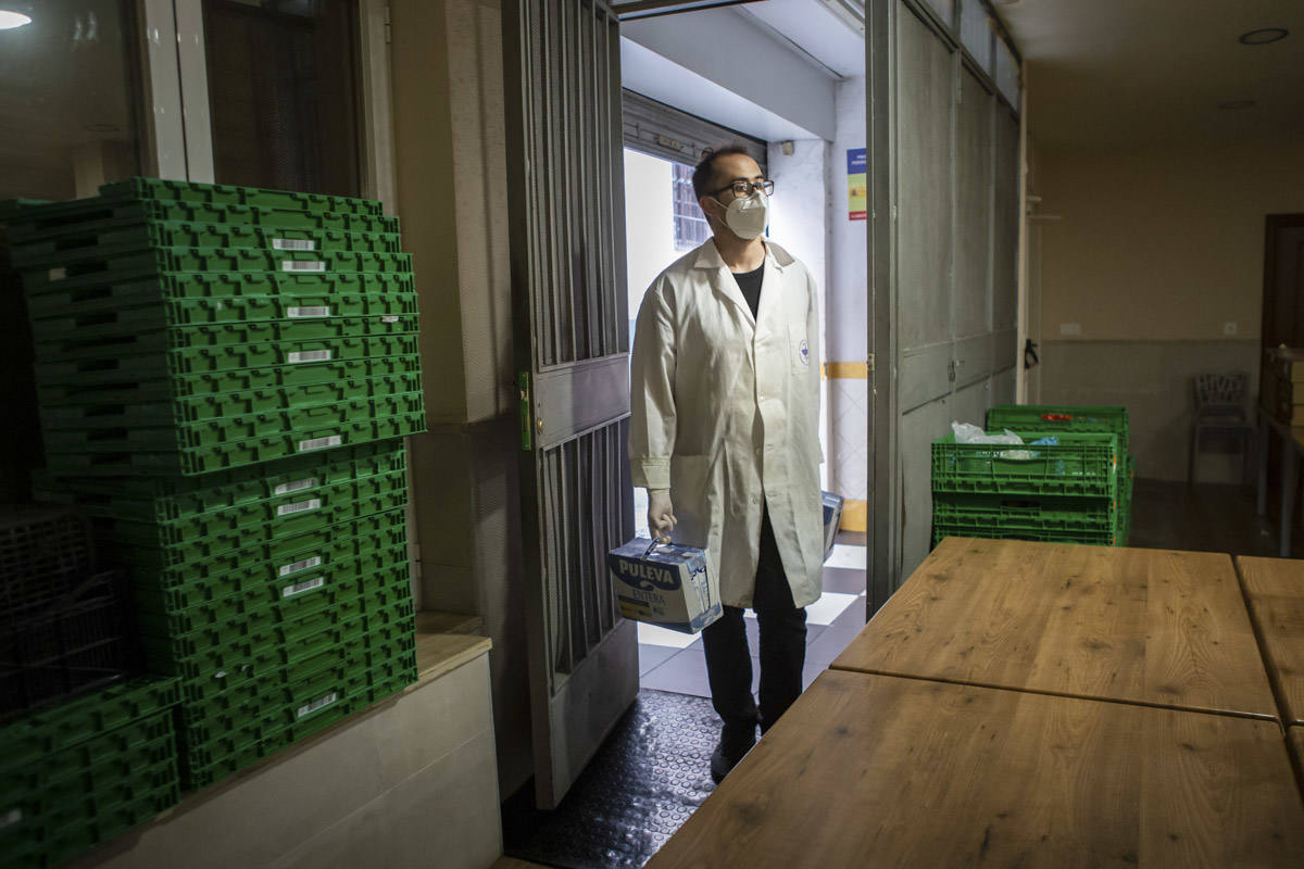 Entramos en las cocinas de la entidad social, que acumula colas más largas desde el inicio de la pandemia