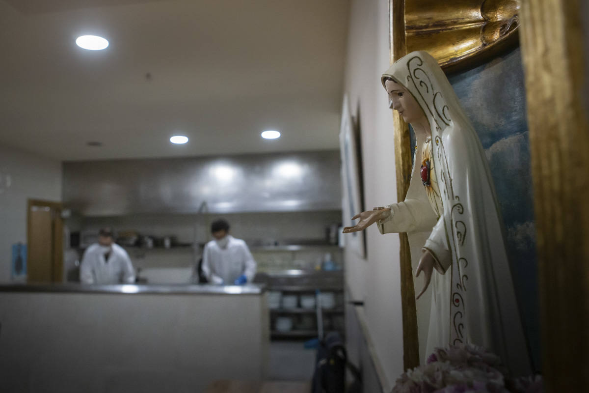 Entramos en las cocinas de la entidad social, que acumula colas más largas desde el inicio de la pandemia
