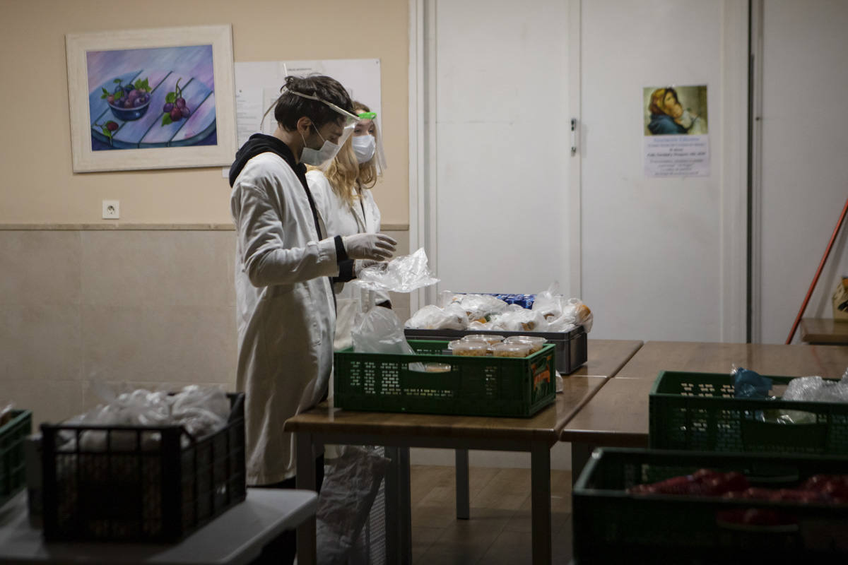 Entramos en las cocinas de la entidad social, que acumula colas más largas desde el inicio de la pandemia