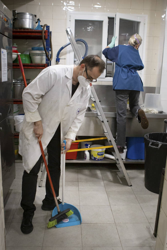Entramos en las cocinas de la entidad social, que acumula colas más largas desde el inicio de la pandemia