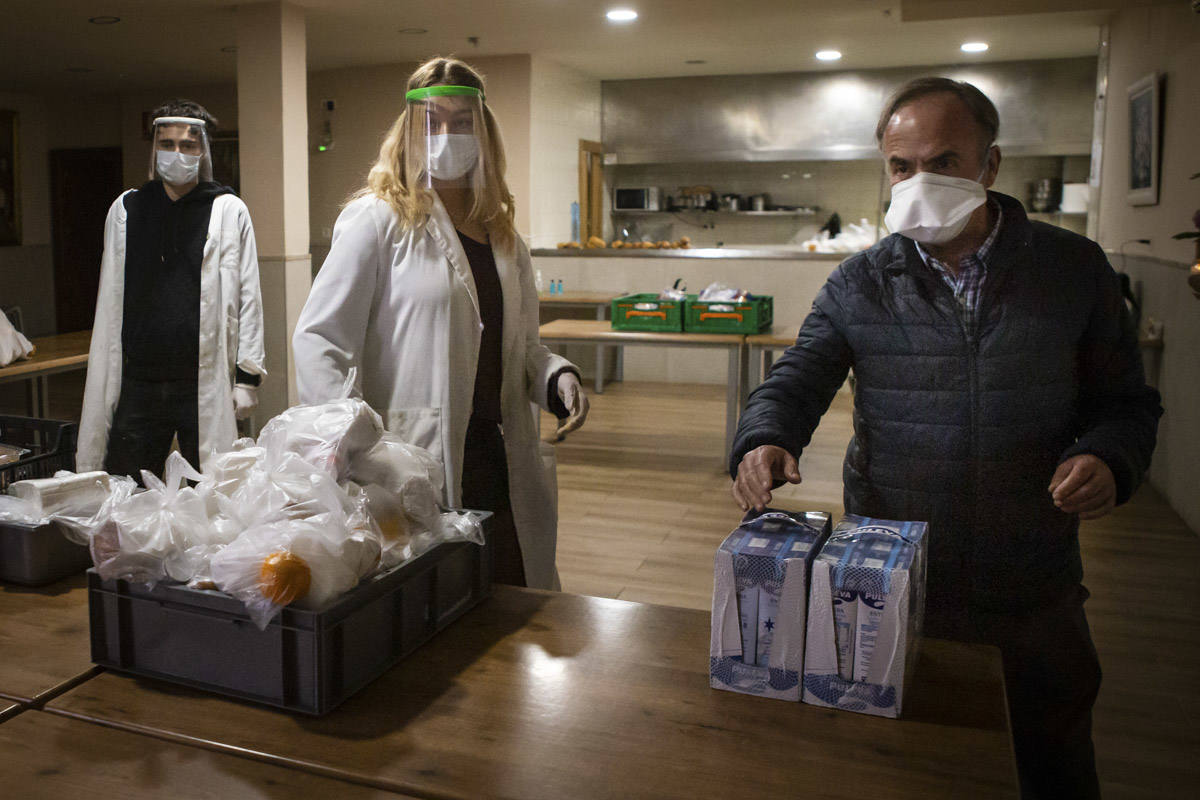 Entramos en las cocinas de la entidad social, que acumula colas más largas desde el inicio de la pandemia