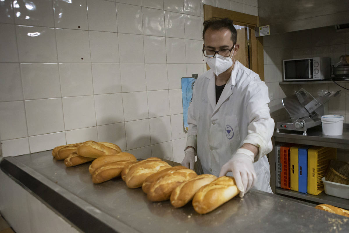 Entramos en las cocinas de la entidad social, que acumula colas más largas desde el inicio de la pandemia