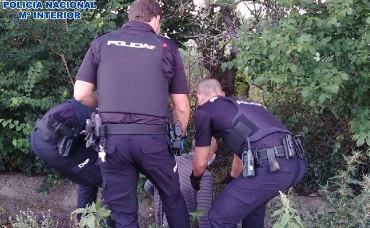 Rescatada a una persona en una acequia profunda de la Vega de Granada con síntomas de hipotermia