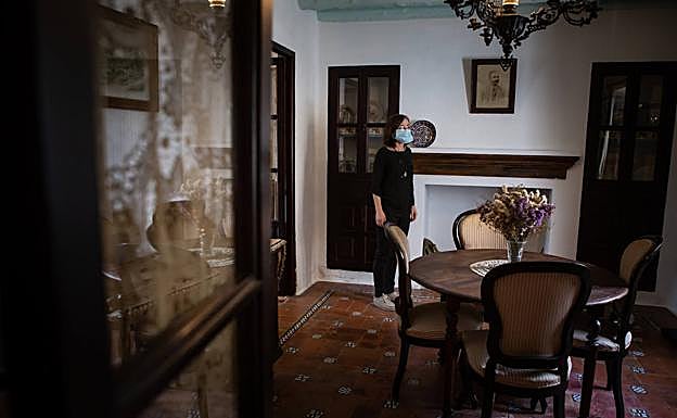 Imagen principal - Arriba, comedor de la casa natal de Lorca. Abajo, piano de los García Lorca, y perspectiva de varias estancias de la vivienda.