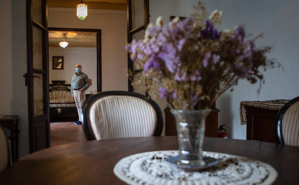 Gabriel Martínez, al fondo, visita la casa natal de Federico García Lorca en Fuente Vaqueros, su pueblo.
