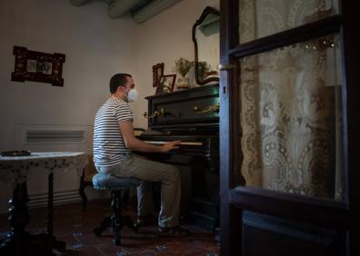 Imagen secundaria 1 - Arriba, comedor de la casa natal de Lorca. Abajo, piano de los García Lorca, y perspectiva de varias estancias de la vivienda.