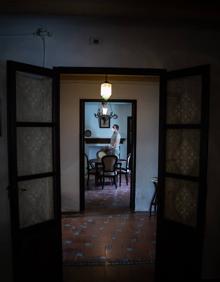 Imagen secundaria 2 - Arriba, comedor de la casa natal de Lorca. Abajo, piano de los García Lorca, y perspectiva de varias estancias de la vivienda.