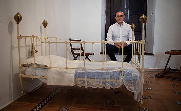 El alcalde de Fuente Vaqueros, José Manuel Molino, junto a la cuna de Federico.