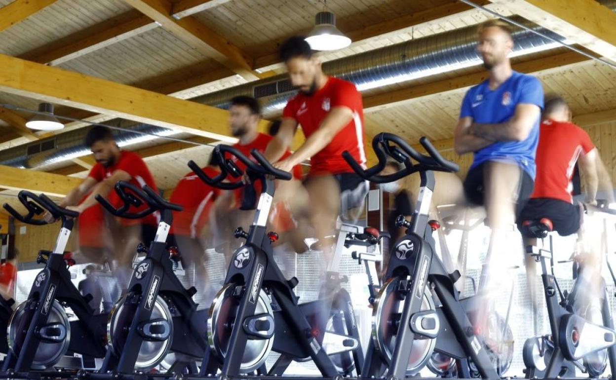 Los jugadores, durante una sesión de bicicleta estática. 