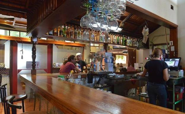 De las barras de los bares a las citas de 20 amigos: los cambios que trae la fase 3 a Granada