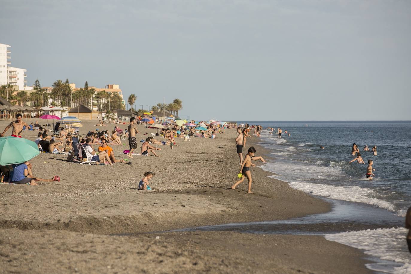 Es el primer sábado desde que se iniciara el estado de alarma en el que se permite el baño y tomar el sol