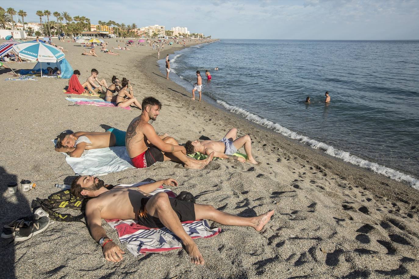 Es el primer sábado desde que se iniciara el estado de alarma en el que se permite el baño y tomar el sol