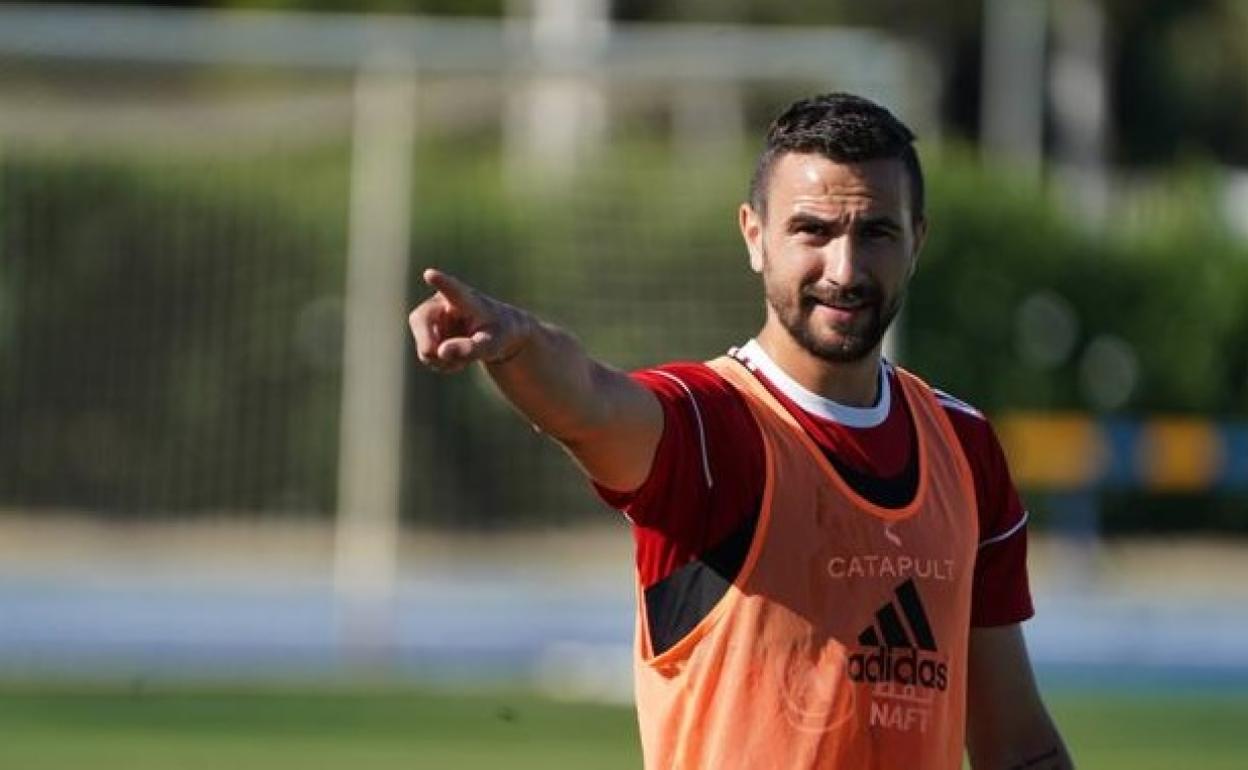 Juan Muñoz parece señalar la dirección enl a que está el ascenso. 