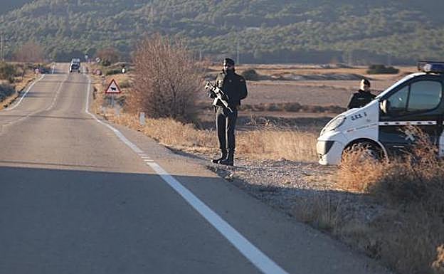 La Guardia Civil ha establecido numerosos controles en la zona para dar con el fugitivo