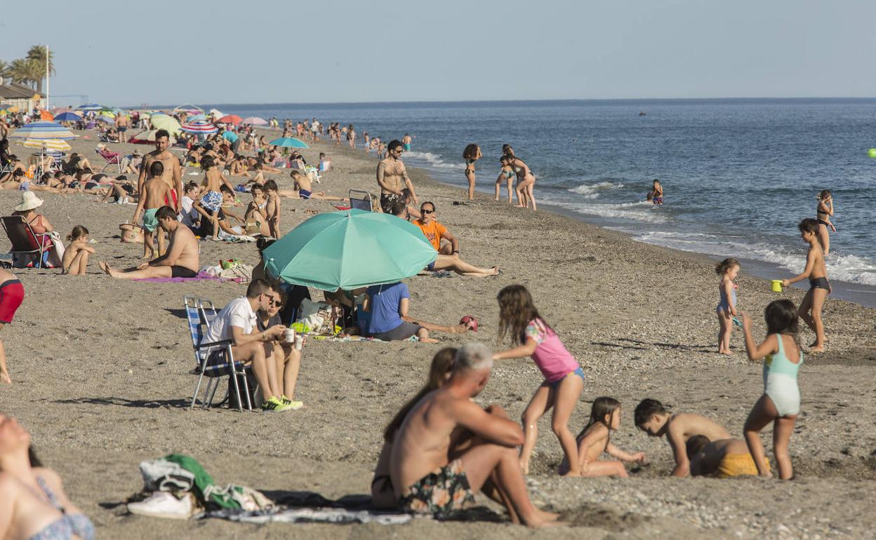 Cientos de personas han disfrutado este fin de semana de las playas granadinas.